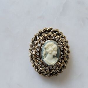 Vintage lovely cameo brooch pendant by Gerry's